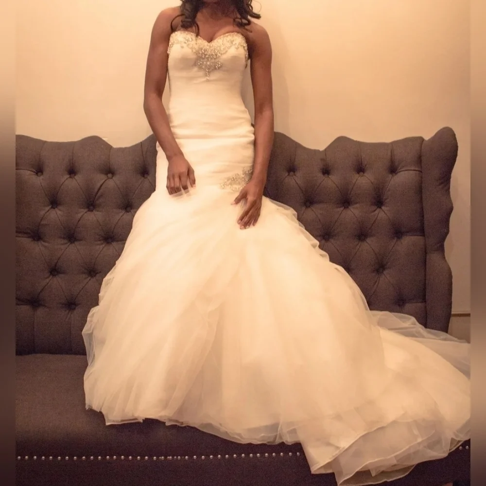 Enchanting Allure: Elegant Size 4 Wedding Dress for Timeless Beauty - Picture 7 of 8